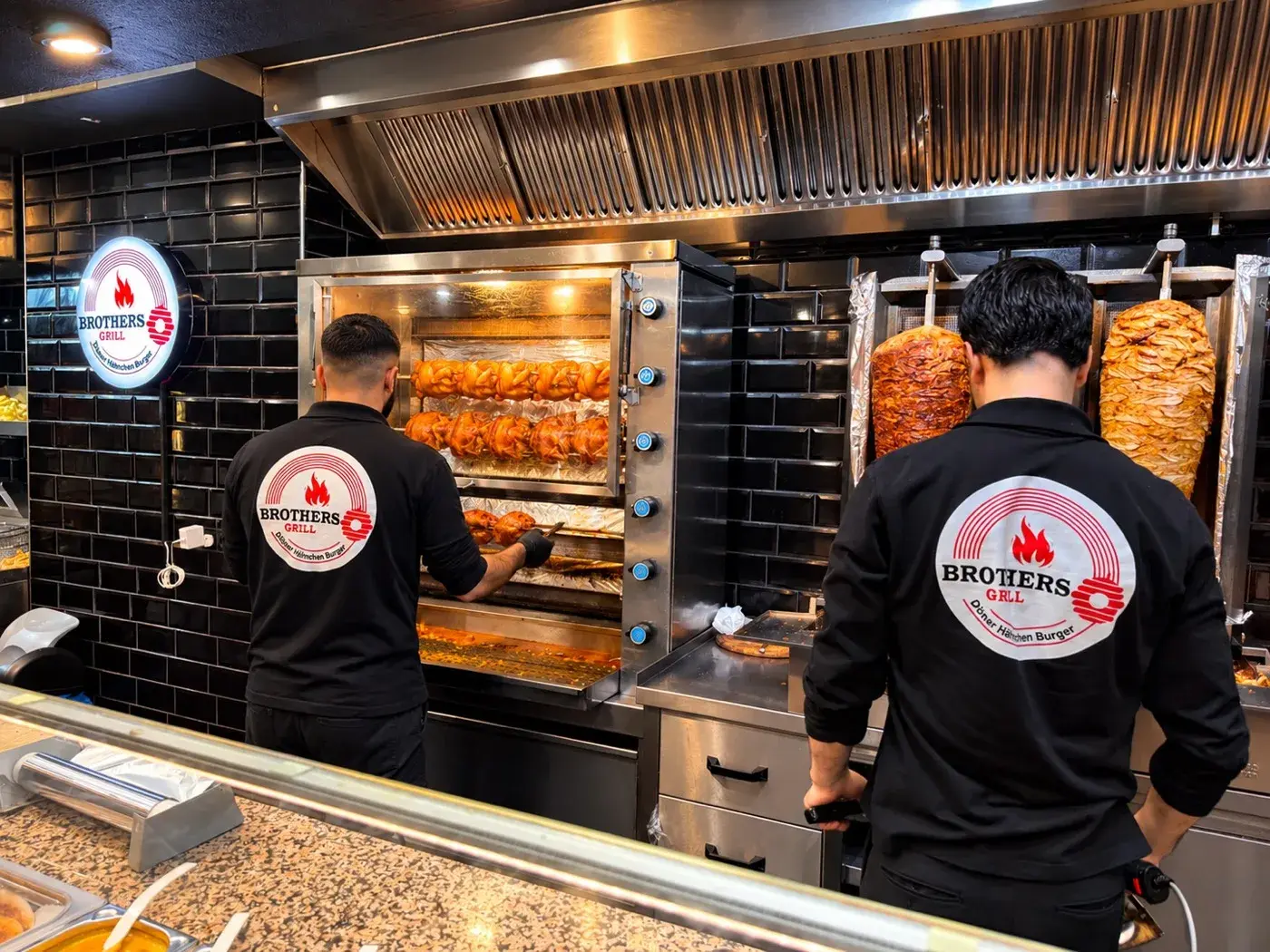 Grill und Dönerspitze in der Küche von Brothers Grill