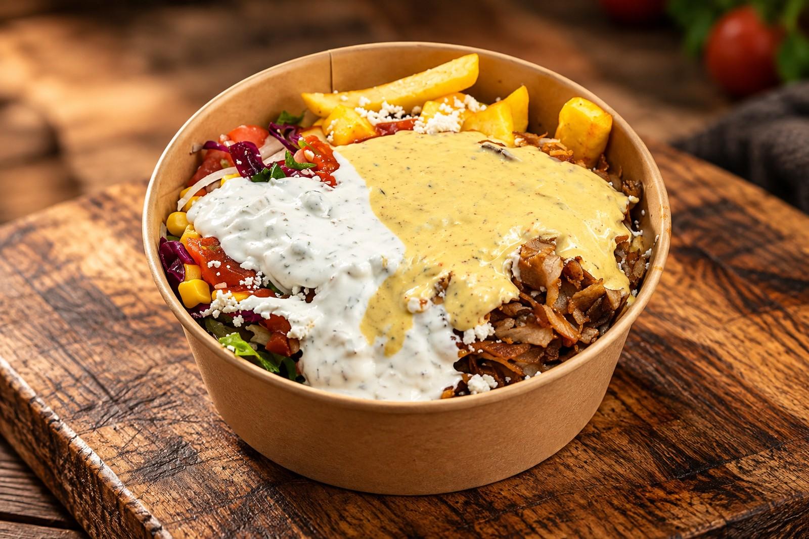Döner-Bowl mit Fleisch, Gemüse und Sauce