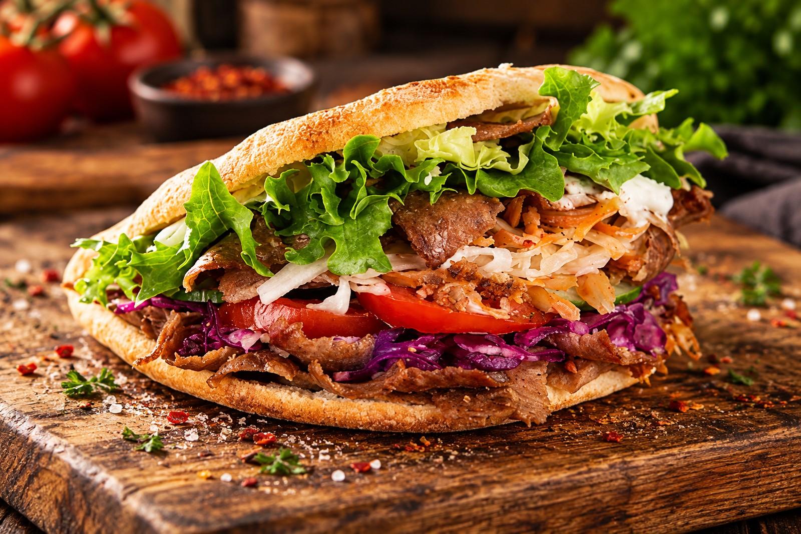Klassischer Döner im Fladenbrot mit Fleisch und Salat